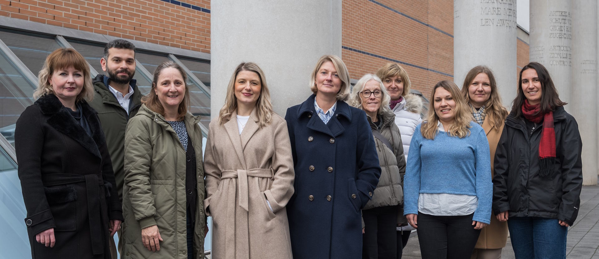 Das Team der ZRB Nord vor dem Gebäude in Nürnberg.